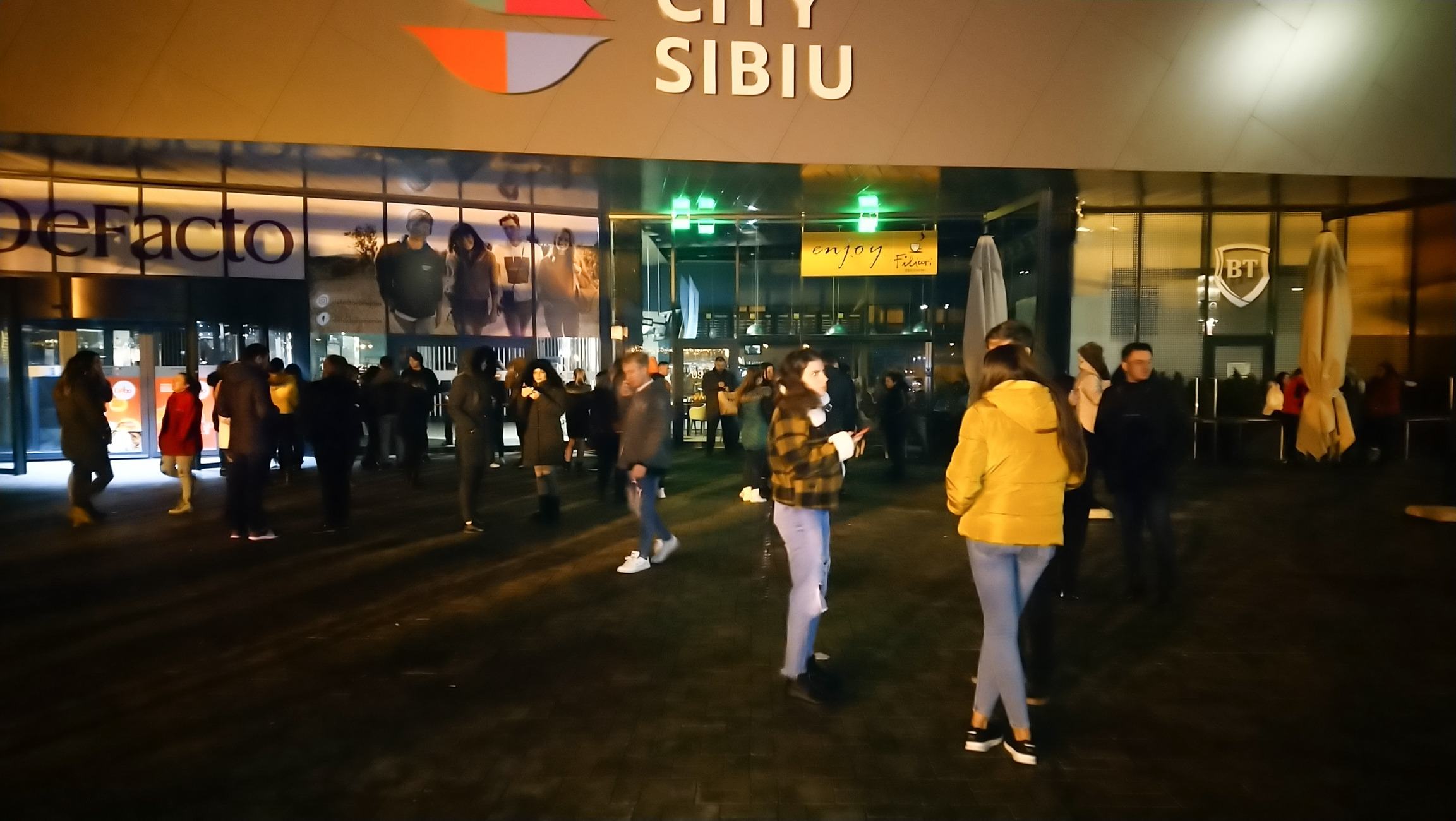 Mall-ul din Șelimbăr evacuat din cauza unui incendiu