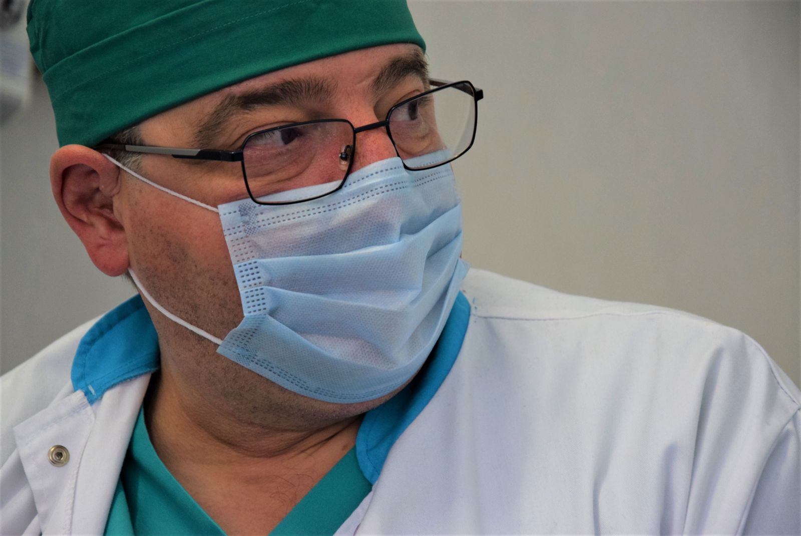 foto medicul sef ATI Spitalul Clinic Judetean de Urgenta Sibiu dr  Mihai Sava cu masca