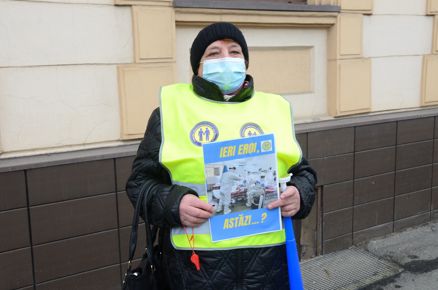 cadrele medicale au protestat in fata Prefecturii judetului Sibiu  of