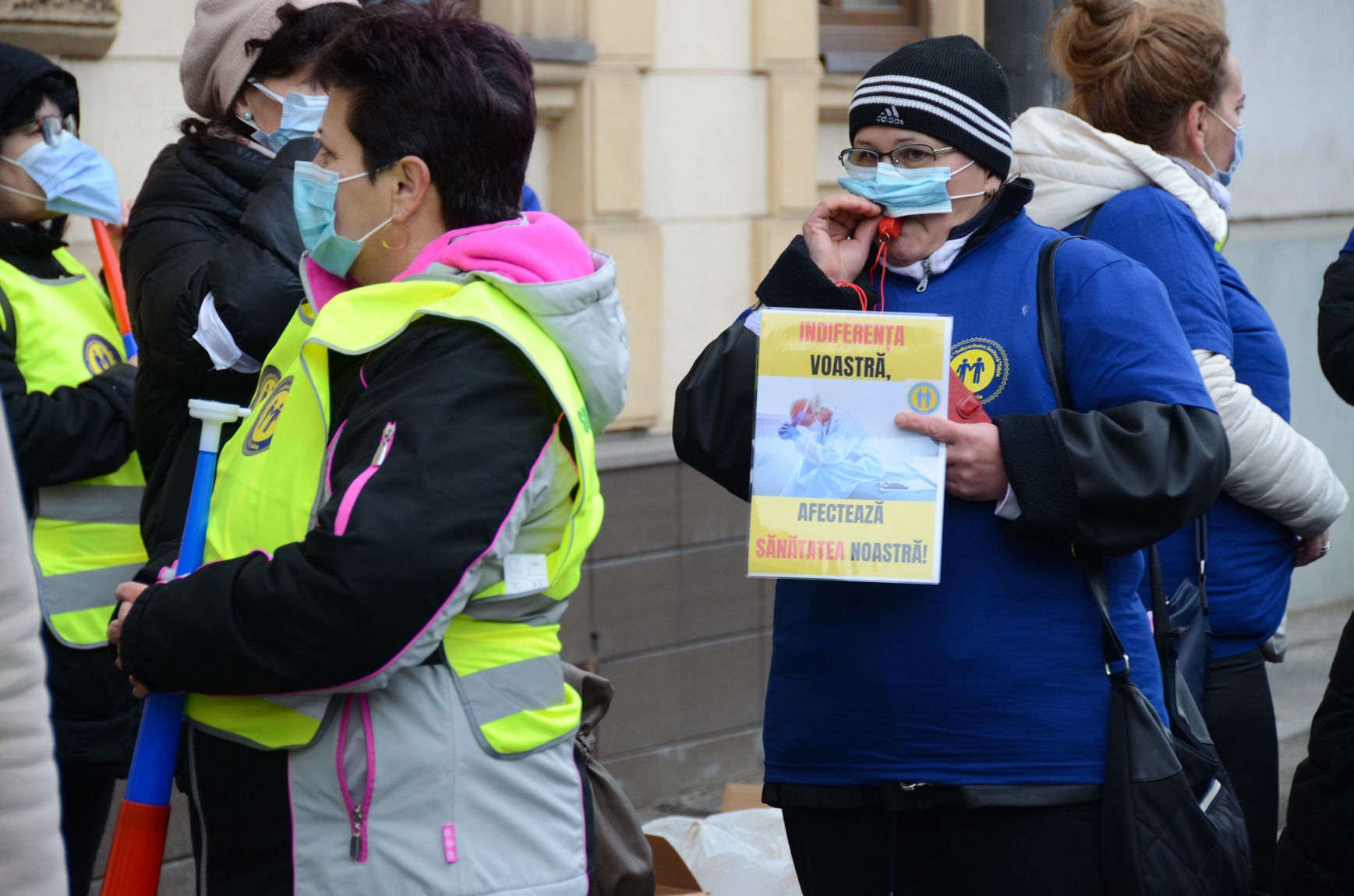 cadrele medicale au protestat in fata Prefecturii judetului Sibiu  of