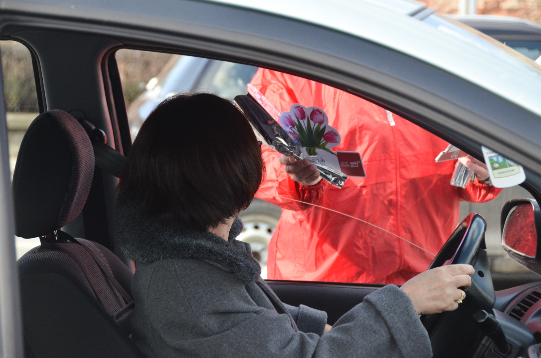 De ziua lor, polițiștii rutieri sibieni au oferit flori șoferițelor