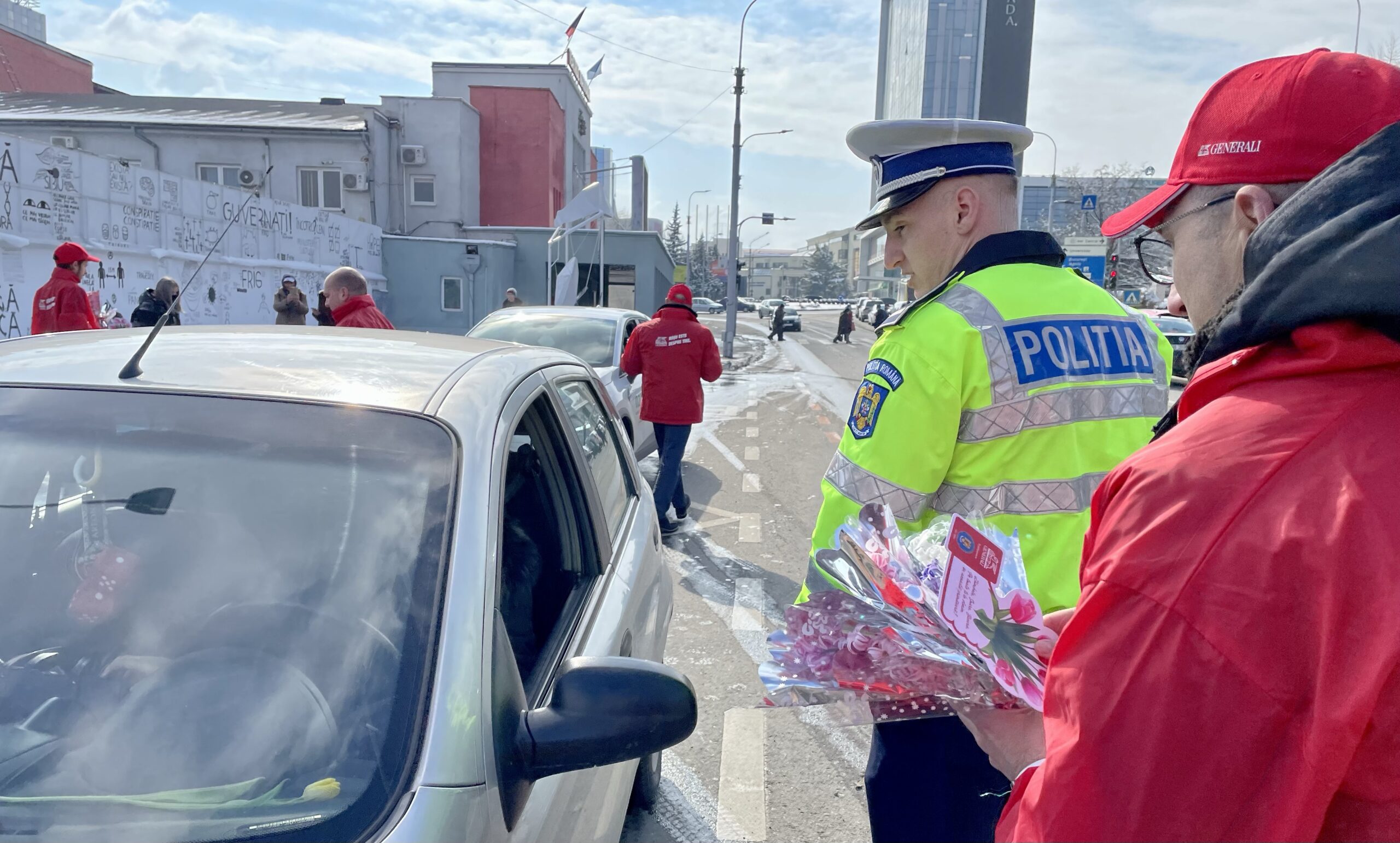 De ziua lor, polițiștii rutieri sibieni au oferit flori șoferițelor